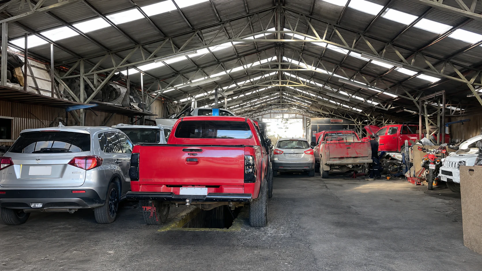 Vista interior del taller Adriazola 4WD con vehículos en servicio