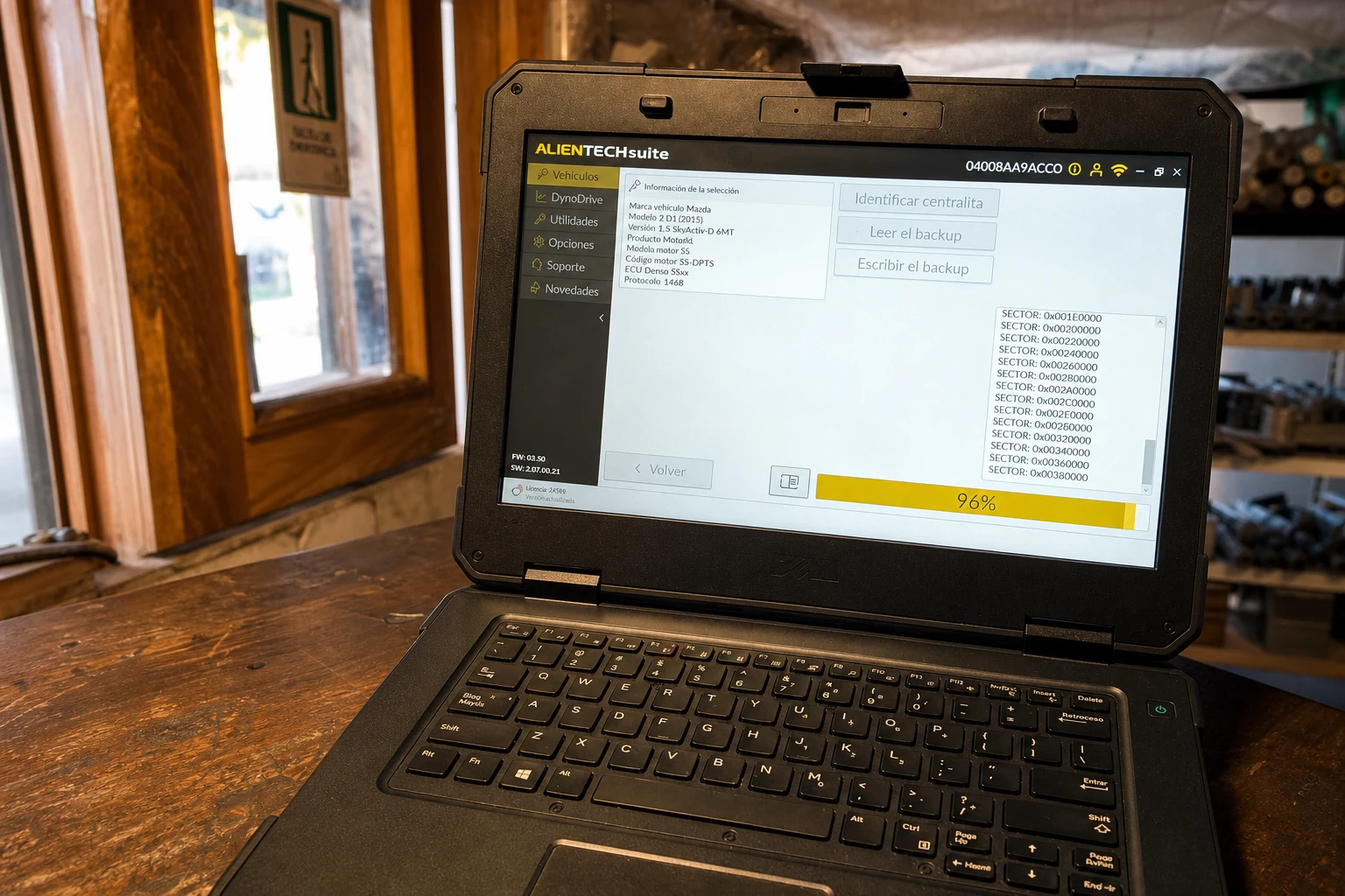 Computador con software de diagnóstico y programación automotriz en Adriazola 4WD